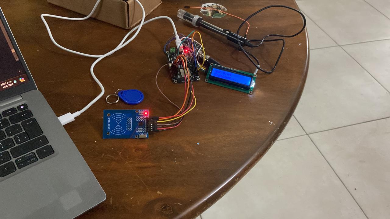 Arduino prototype with RFID reader and LCD display